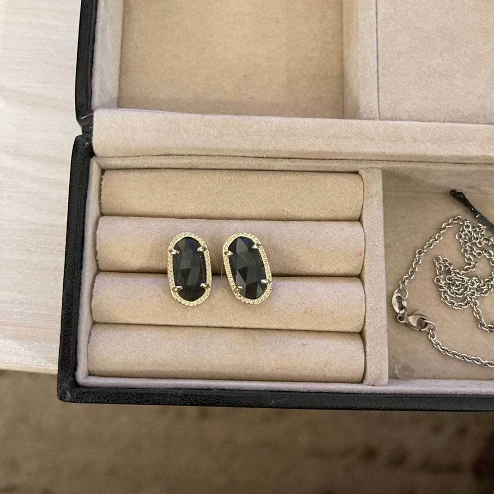 Ellie studs in black